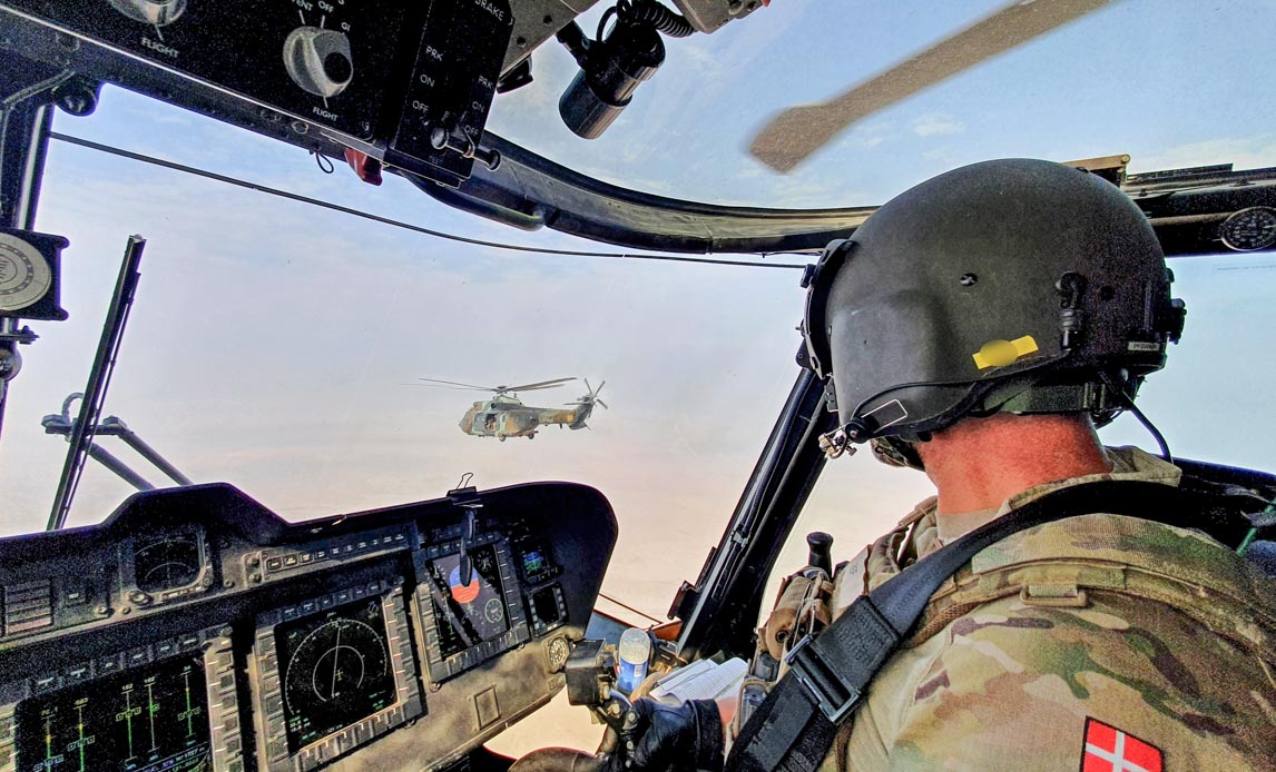 Spansk Cougar-helikopter fotograferet fra cockpittet af den danske Merlin-helikopter under flyvning til Bagdad.