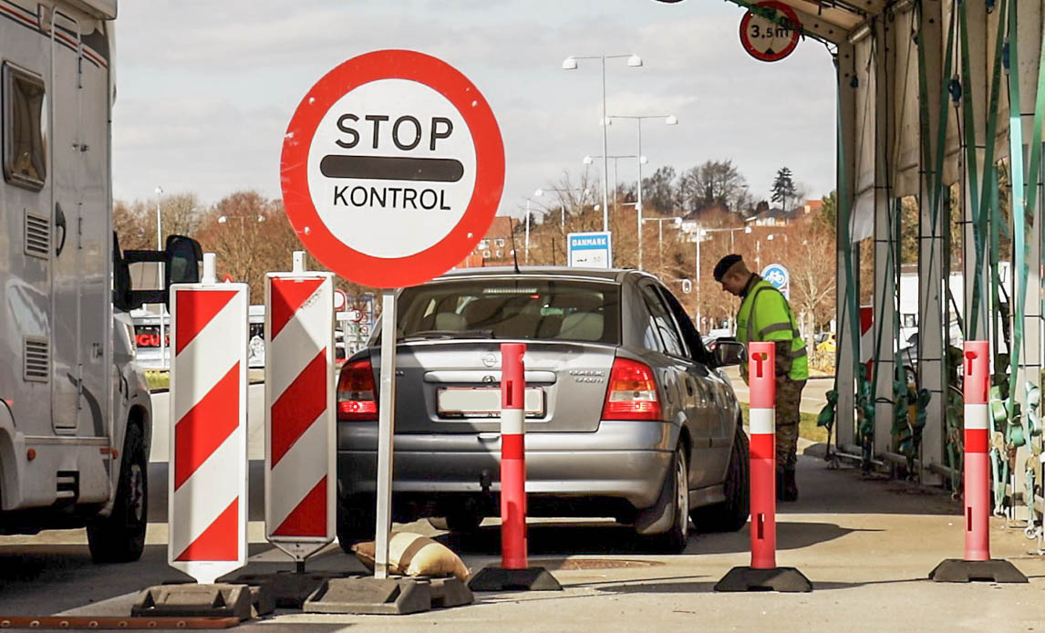 Soldat fra Hæren kontrollerer pas ved den dansk-tyske grænse.