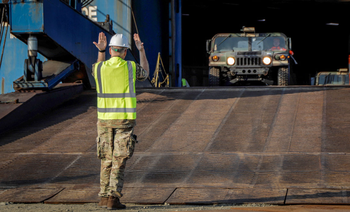 Soldat fra JMTO modtager amerikansk køretøj i Esbjerg havn.