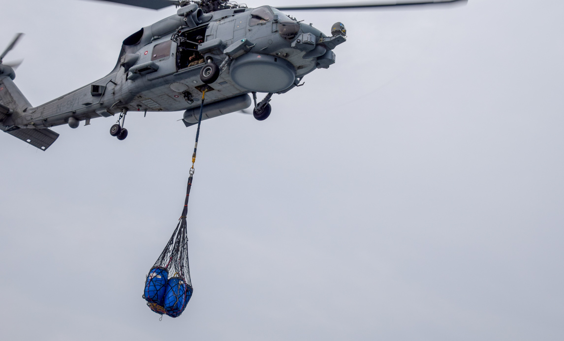Træning af sling, hvor helikopteren overfører materiel mellem skibe.