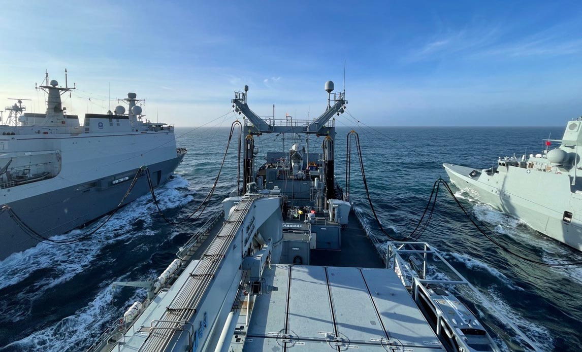 Billedet viser NATO-flådestyrkens flagskib FGS Berlin, der gennemfører RAS med Peter Willemoes og HNLMS Rotterdam.