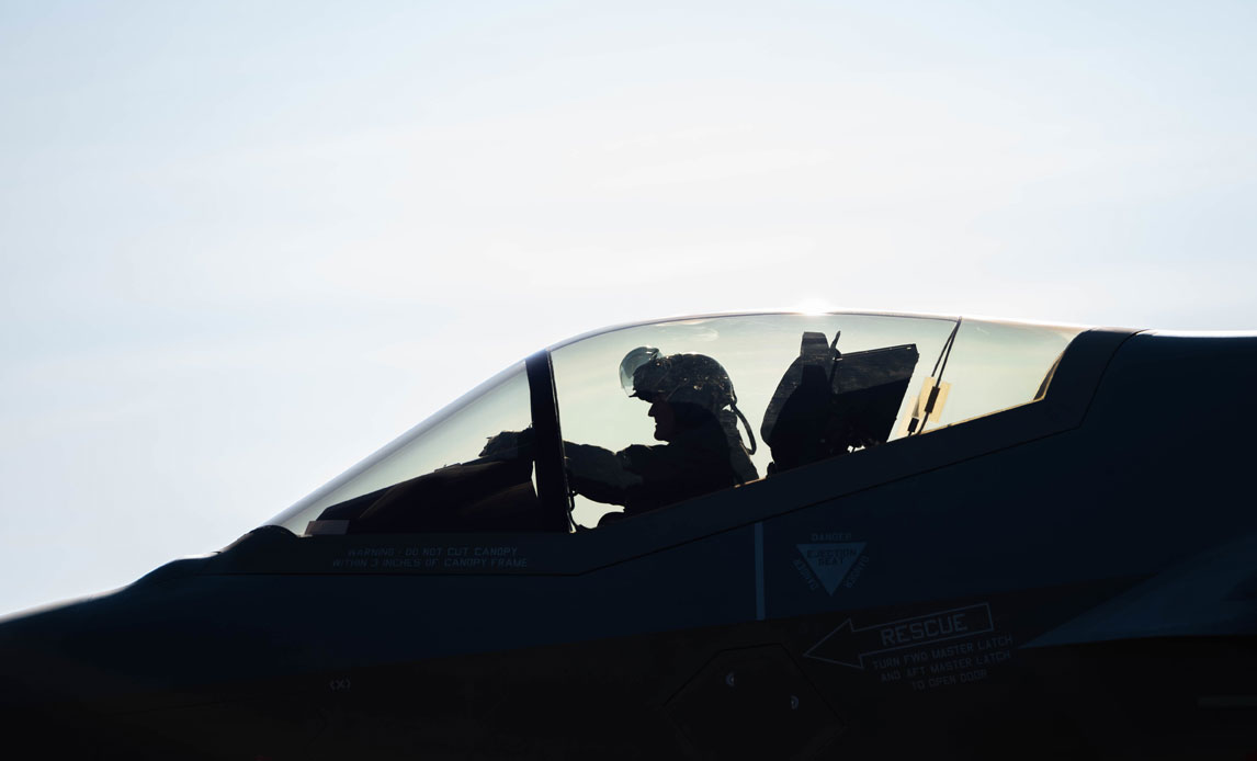 Den danske pilot KIN gør sig klar i cockpittet inden take off.