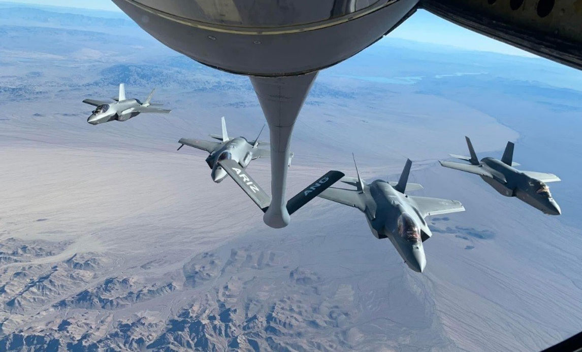 Den lange tur fra Arizona til Florida bød på flere spektakulære syn. Her ses fire F-35 kampfly fra bagsmækken af et lufttankningsfly. Et dansk F-35 fly ses som nummer to fra venstre. Foto: U.S. Air Force.