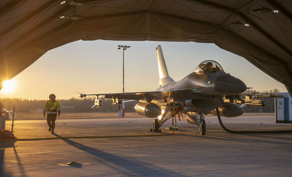 F-16 klargøres til mission