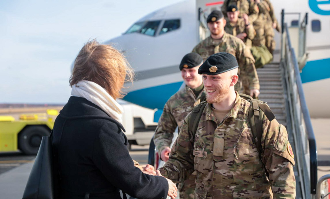 Bidraget ankommer til Estland og bliver mødt af den danske ambassadør til Estland.