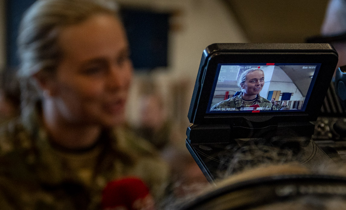 Soldat giver interview inden afrejse til NATO-missionen eFP i Estland.