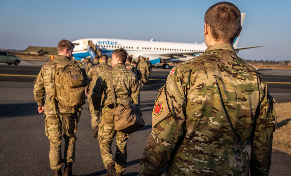 Soldater fra Jydske Dragonregiment går ombord på flyvet, der skal transportere dem til Estland.
