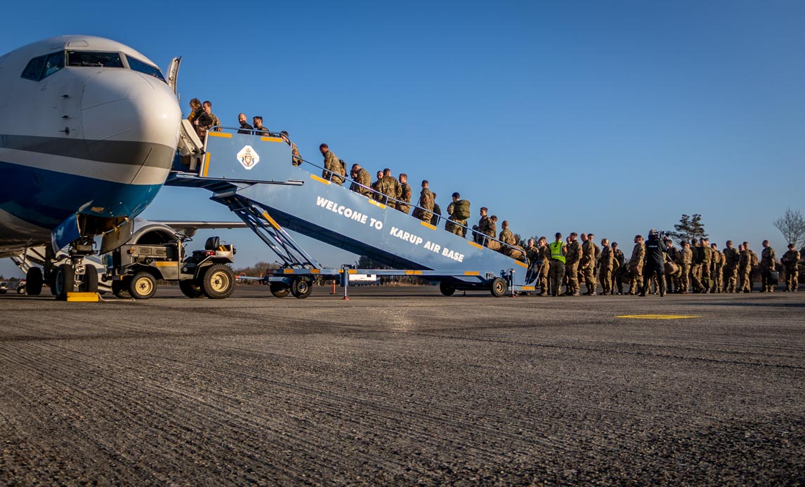 Soldaterne fra Viking-kompagniet hos Jydske Dragonregiment går ombord på flyveren mod Estland.