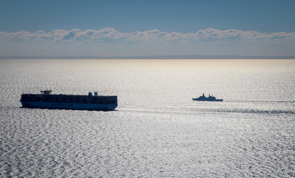 Mærsk-containerskib og Esbern Snare sejler sammen.