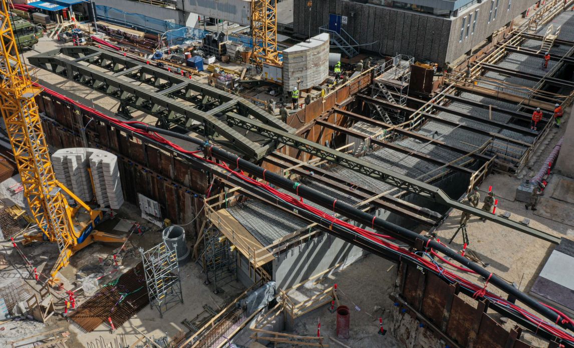 Ingeniørsoldater opfører feltbro ved Rigshospitalet.