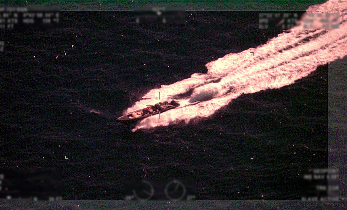 Hurtig speedbåd fanget på kamera af dansk Challenger-fly.