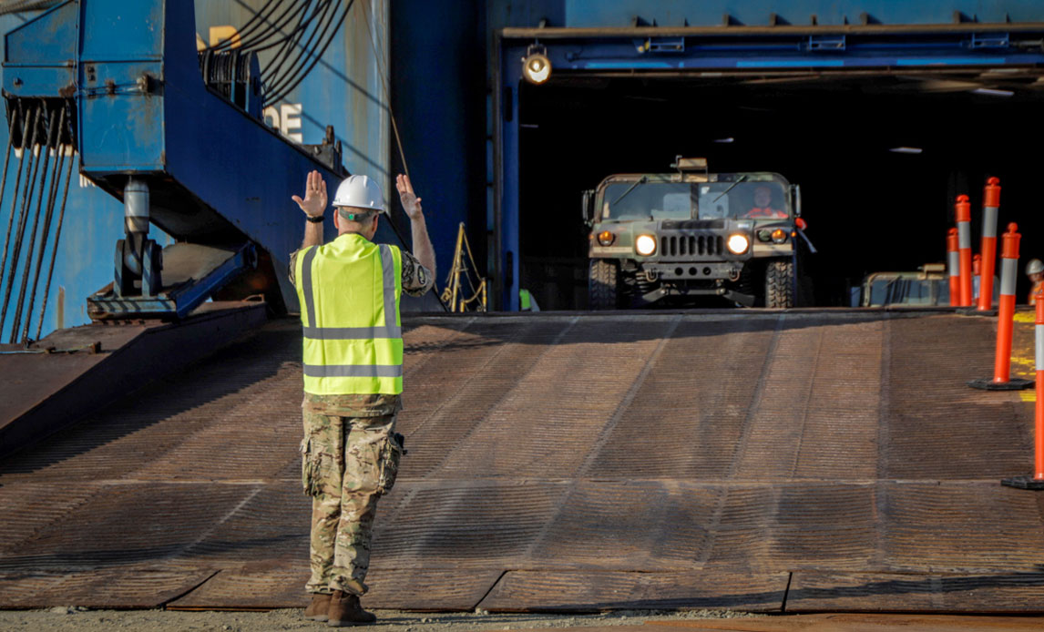 Dansk soldat modtager amerikansk materiel på havnen i Esbjerg.