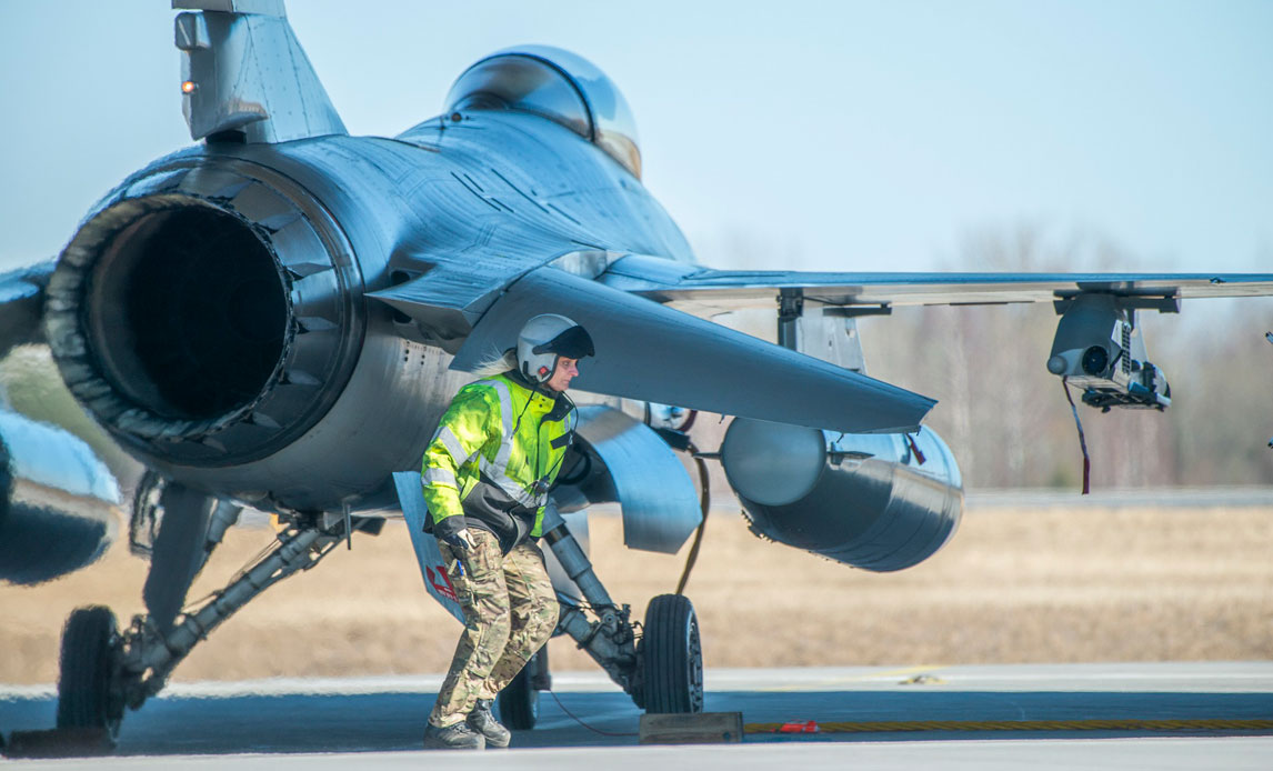 F-16 fly før start