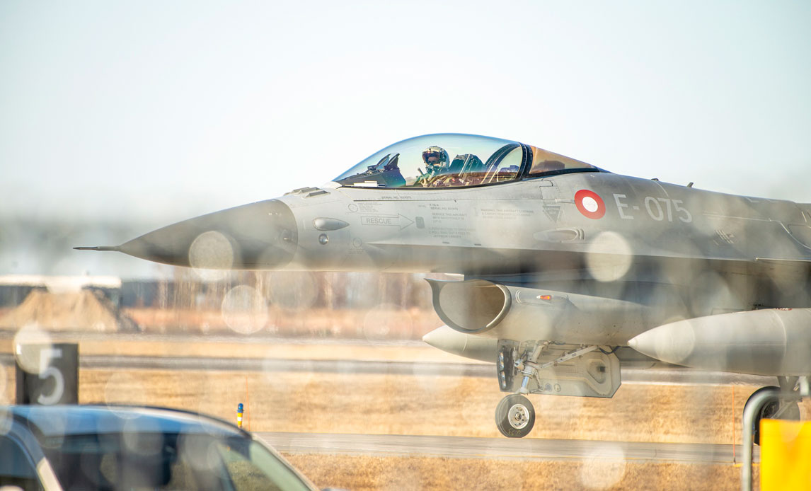 F-16 taxier ud