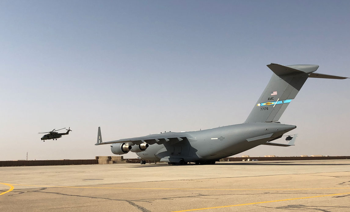 Klargøring af EH-101 til mission. I baggrunden et amerikansk C-17 transportfly. C-17 anvendes senere på året til hjemtransport af EH-101 fra Al Asad Air Base til Danmark. Foto: NMI.