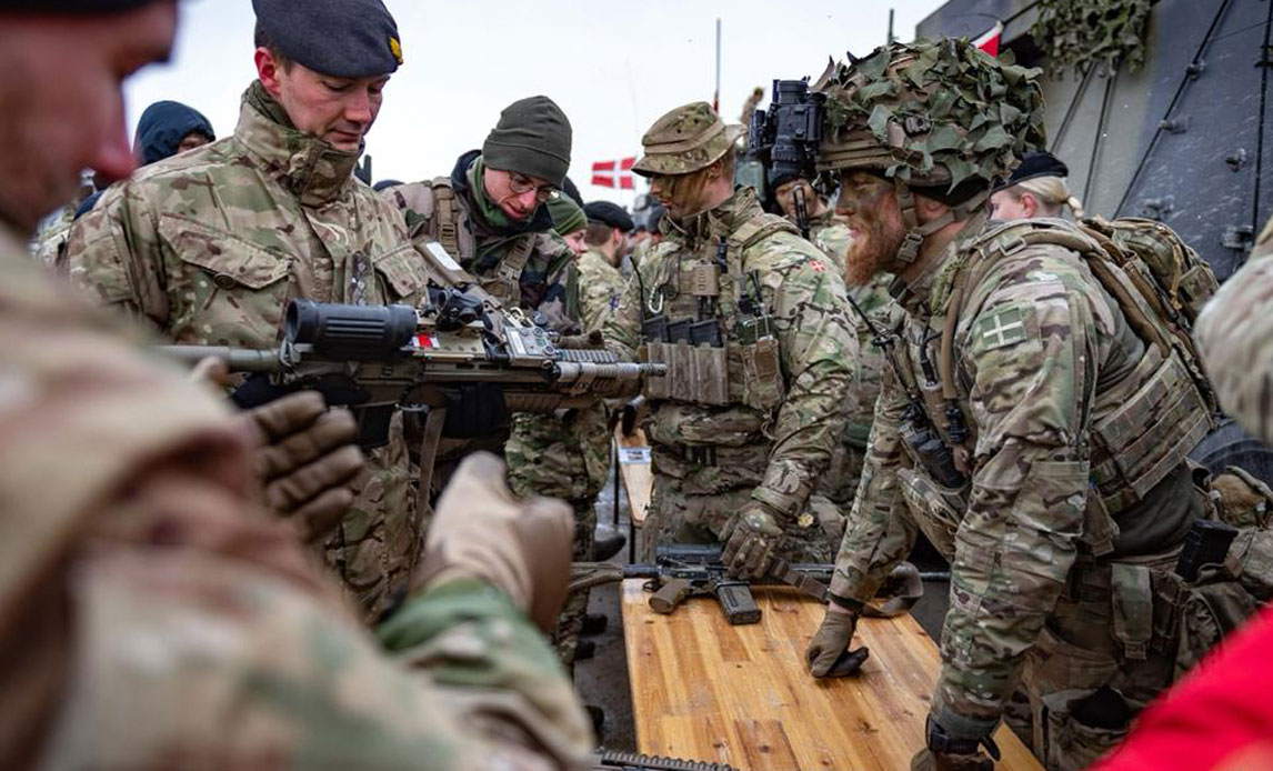 Danske, britiske og franske soldater fremviser og sammenligner våben.