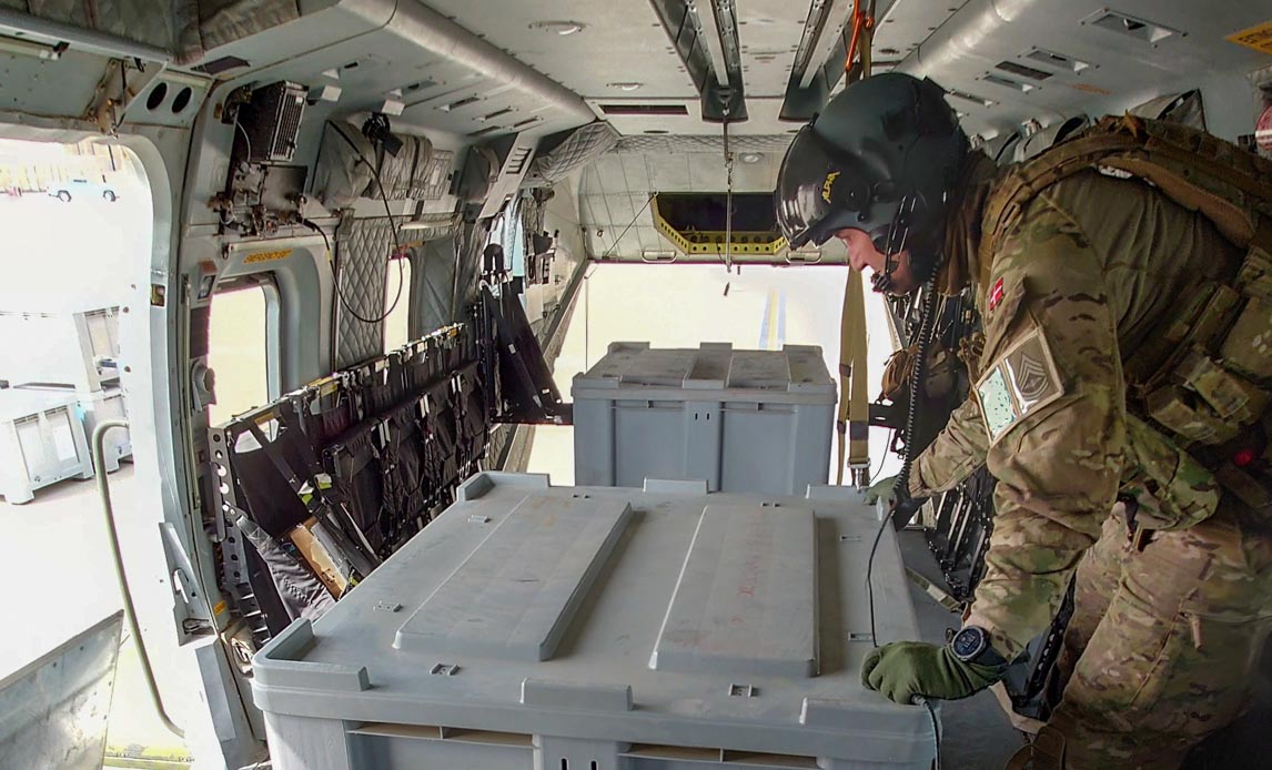 Godstransport ombord på dansk helikopter i Irak.