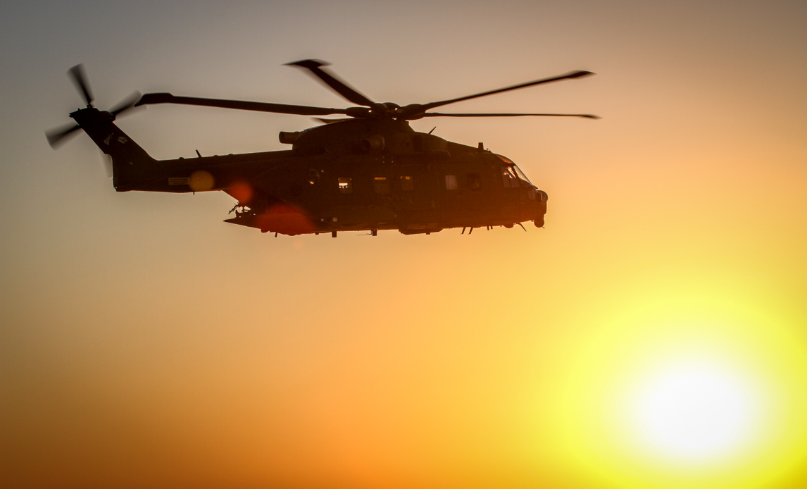 EH-101 flyvning i aftensol over Irak.