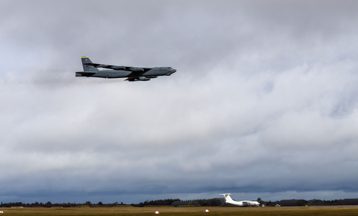 Der er godt træningsudbytte for både amerikanske piloter og dansk personel på jorden, når to amerikanske B-52 bombefly i dag flyver lavt over Danmark