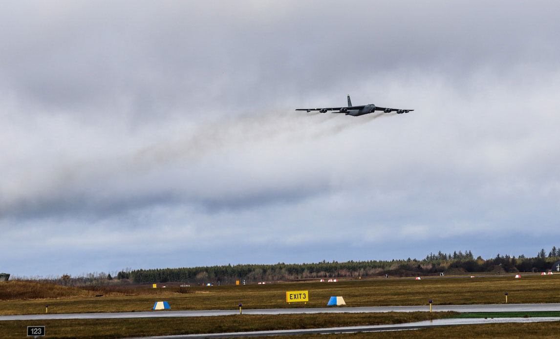 Der er godt træningsudbytte for både amerikanske piloter og dansk personel på jorden, når to amerikanske B-52 bombefly i dag flyver lavt over Danmark