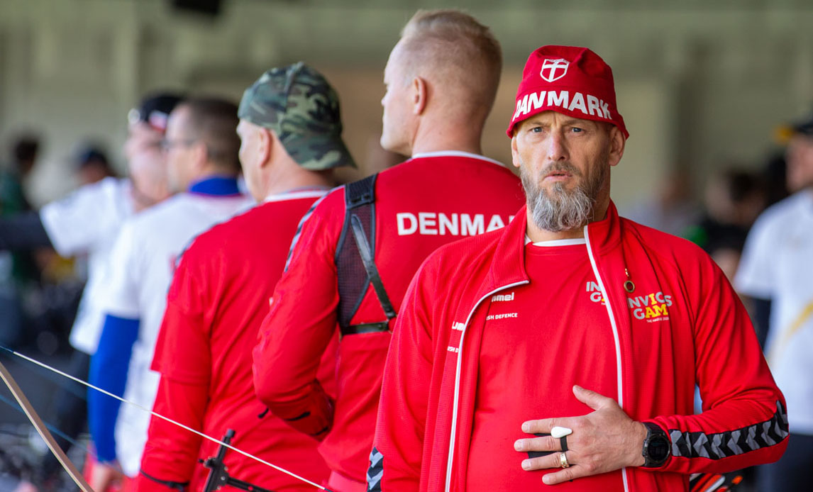 Bobby er koncentreret inden skydning