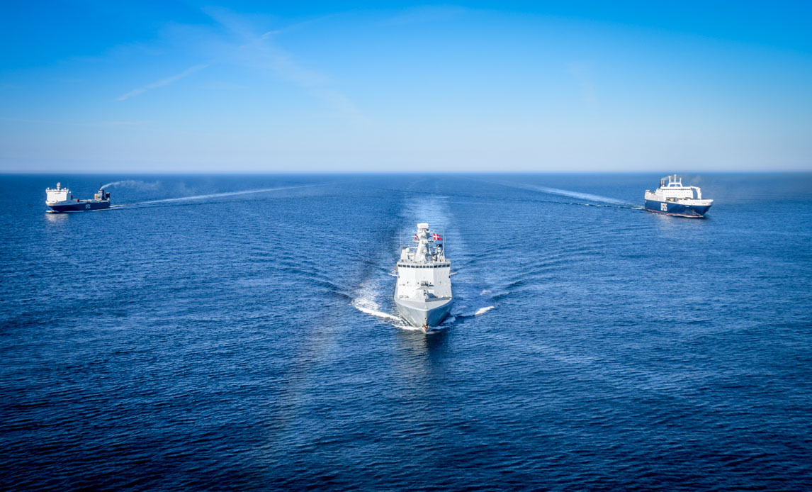 Fregatten Esbern Snare eskortede det danske materiel fra Danmark til Letland.