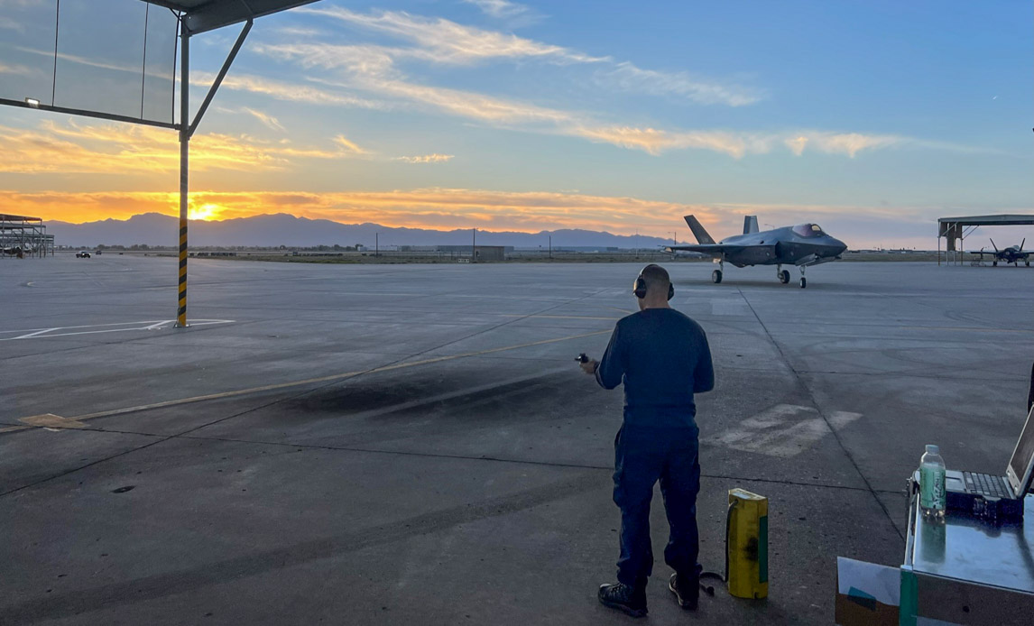 Solen går ned over Arizonas bjergrige ørkenlandskab, mens L-001, som var det første F-35 kampfly Danmark modtog, returnerer til sin garageplads – også kaldet et ’sun shade’.