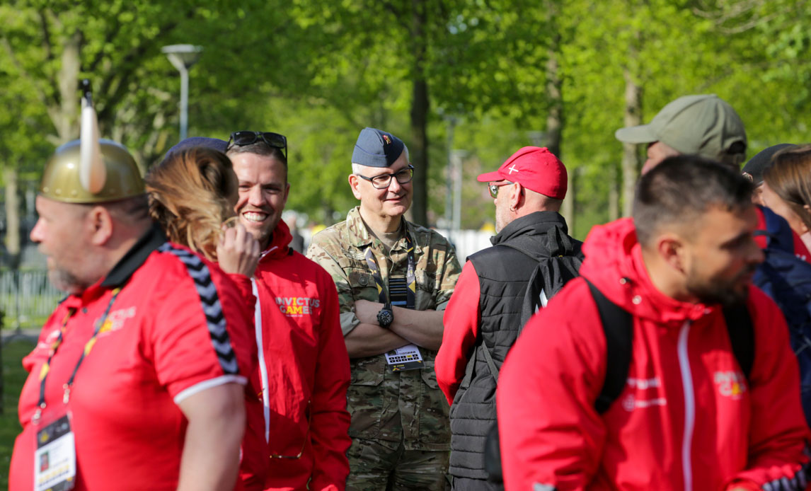 Forsvarschefen i samtale med veteran