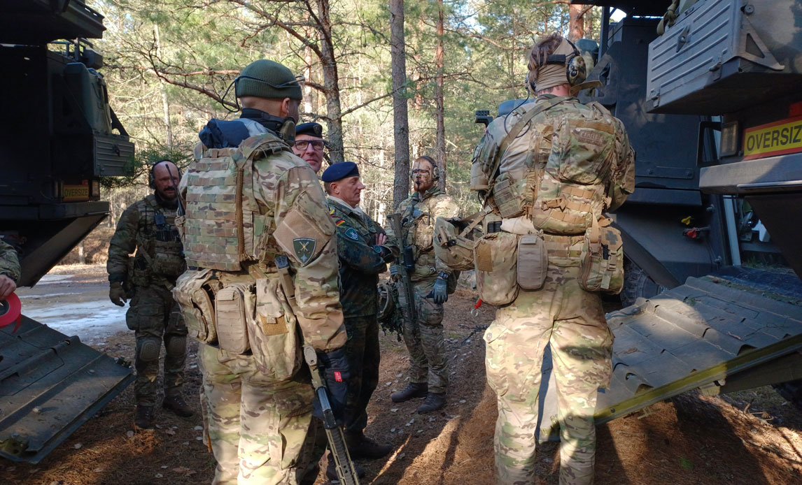 Mere end 600 soldater har i begyndelsen af april deltaget i øvelsen ’Knight Lavard 22’ i Adazi i Letland. Øvelsen blev gennemført af det danskledede NATO-hovedkvarter Multinational Division North. Under øvelsen havde hovedkvarteret støtte fra andre NATO-hovedkvarterer og hovedkvarterer fra de baltiske lande.