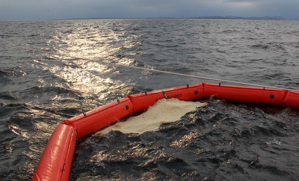 Man bruger ofte popcorn for at illudere olie på havmiljøøvelser. Popcorn opfører sig på havet ligesom olie, flyder med vind og strøm på samme måde, så det er et nyttigt og ikke-forurenende alternativ til olie, når man skal øve sig.