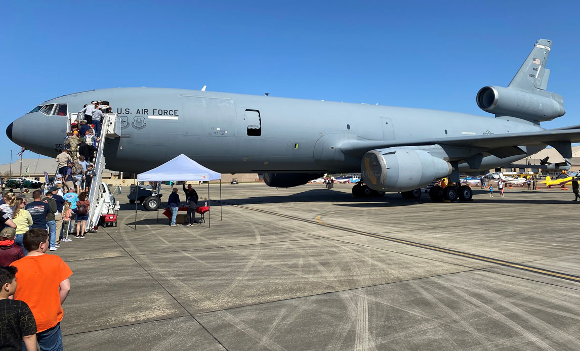 KC10 tankfly på display. Et af de fly, som operatørholdet kontrollerer i missionsområdet til dagligt.