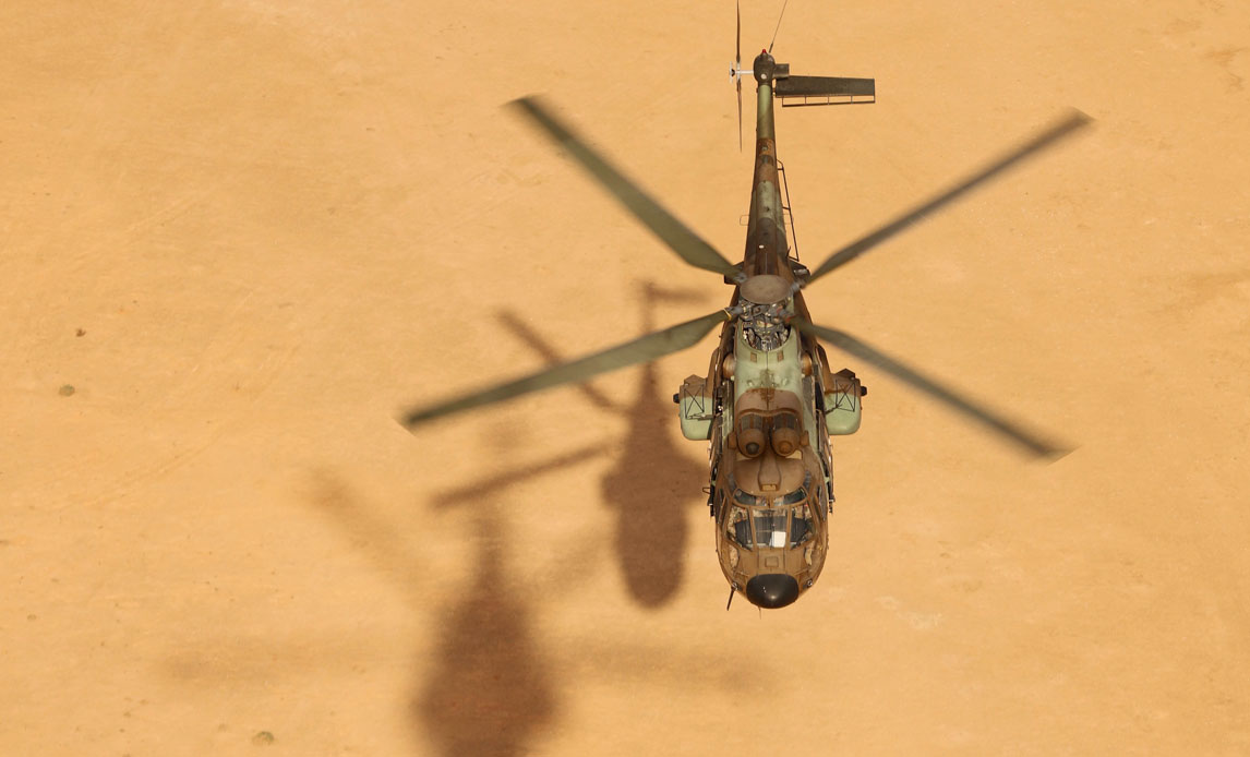 ”Mixed” mission med dansk EH101 og spansk Cougar. Skyggen af EH101 ses sammen med Cougar.
