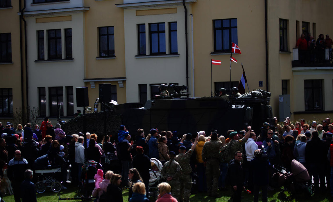 Danske soldater deltager i parade i Letland.