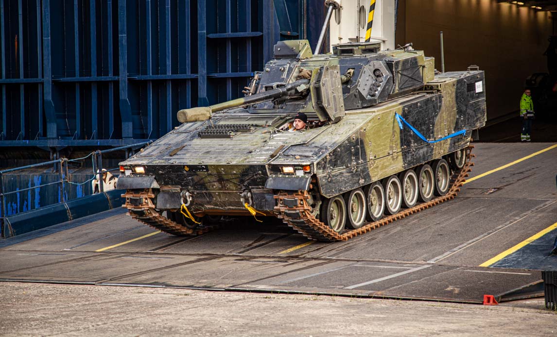 Dansk, pansret militærkøretøj ankommer til Letland.