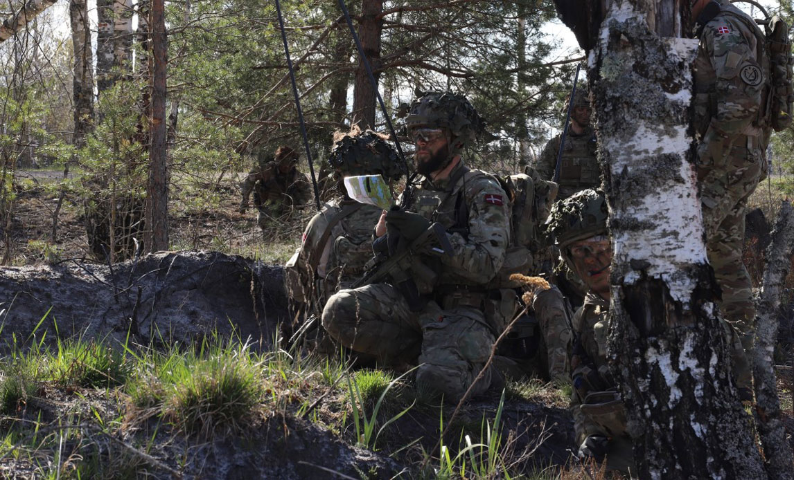 Soldater øver  i skovområde