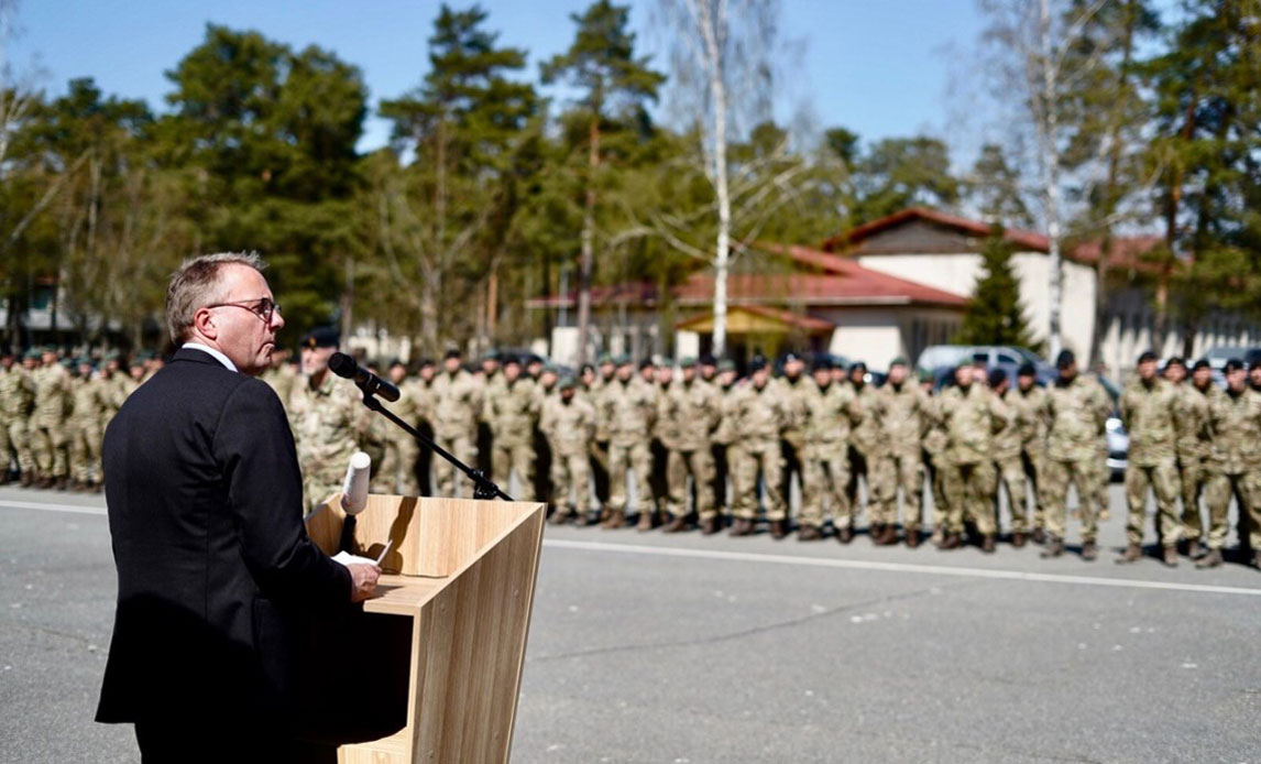 Forsvarsministeren taler til soldaterne