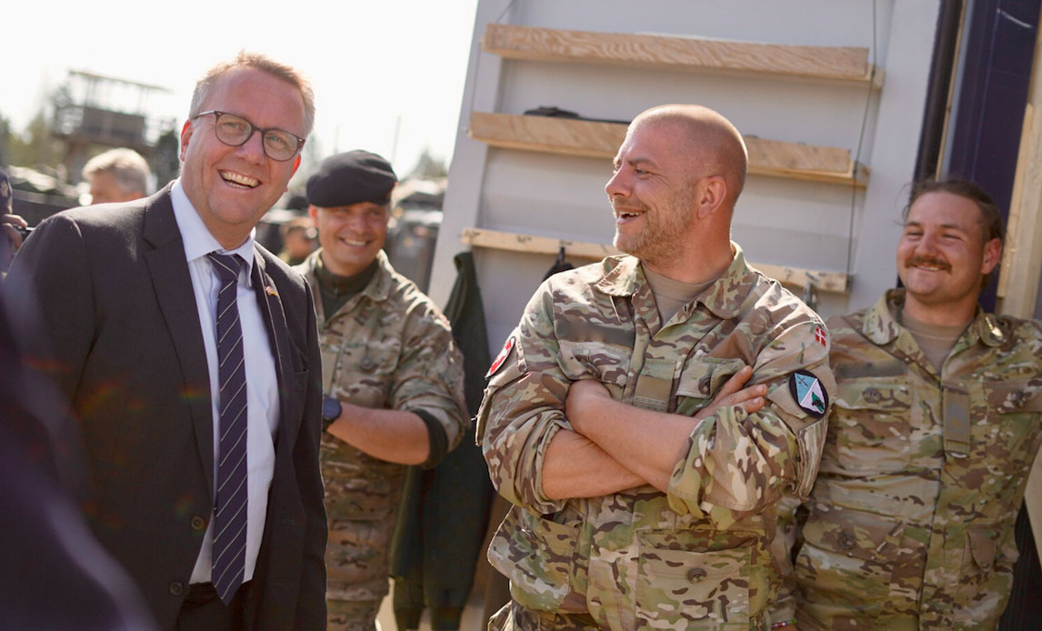 Forsvarsministeren og danske soldater i Letland