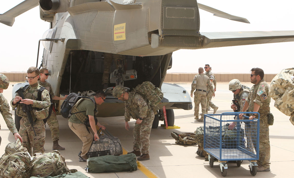 Soldater fra helikopterdetachementet pakker efter endt mission
