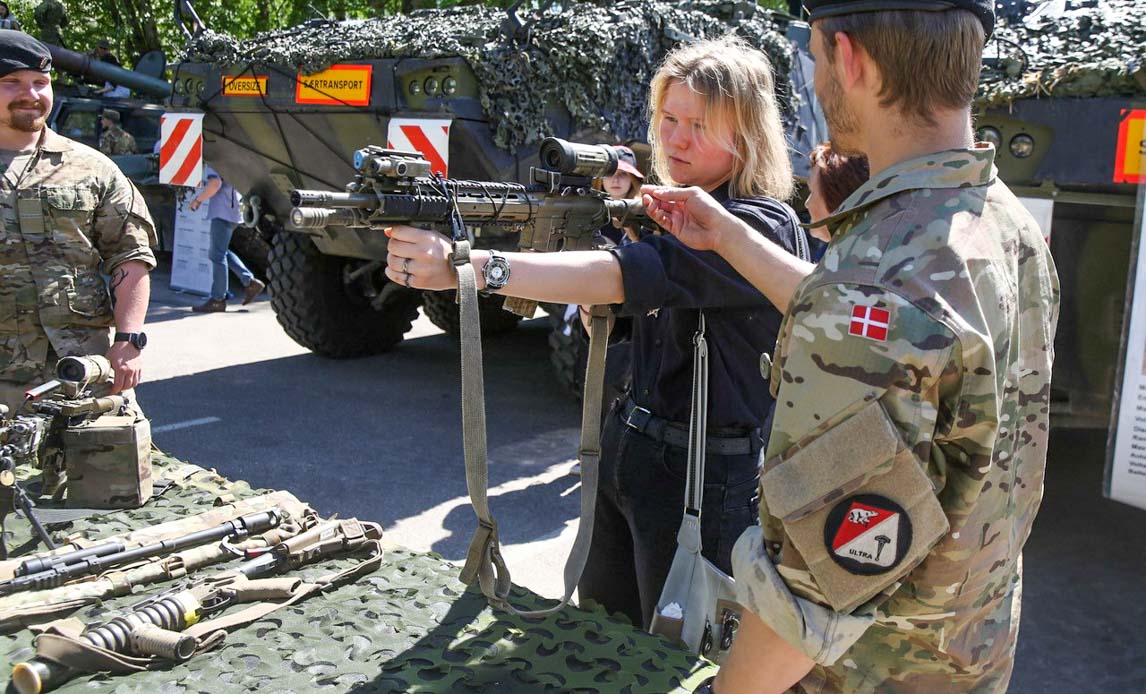 Danske soldater viser deres materiel frem for den lettiske lokalbefolkning.
