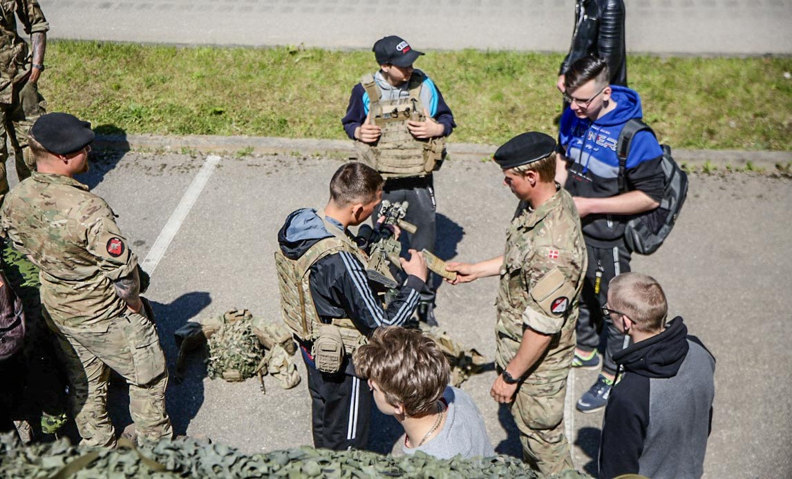 Danske soldater viser deres materiel frem for den lettiske lokalbefolkning.