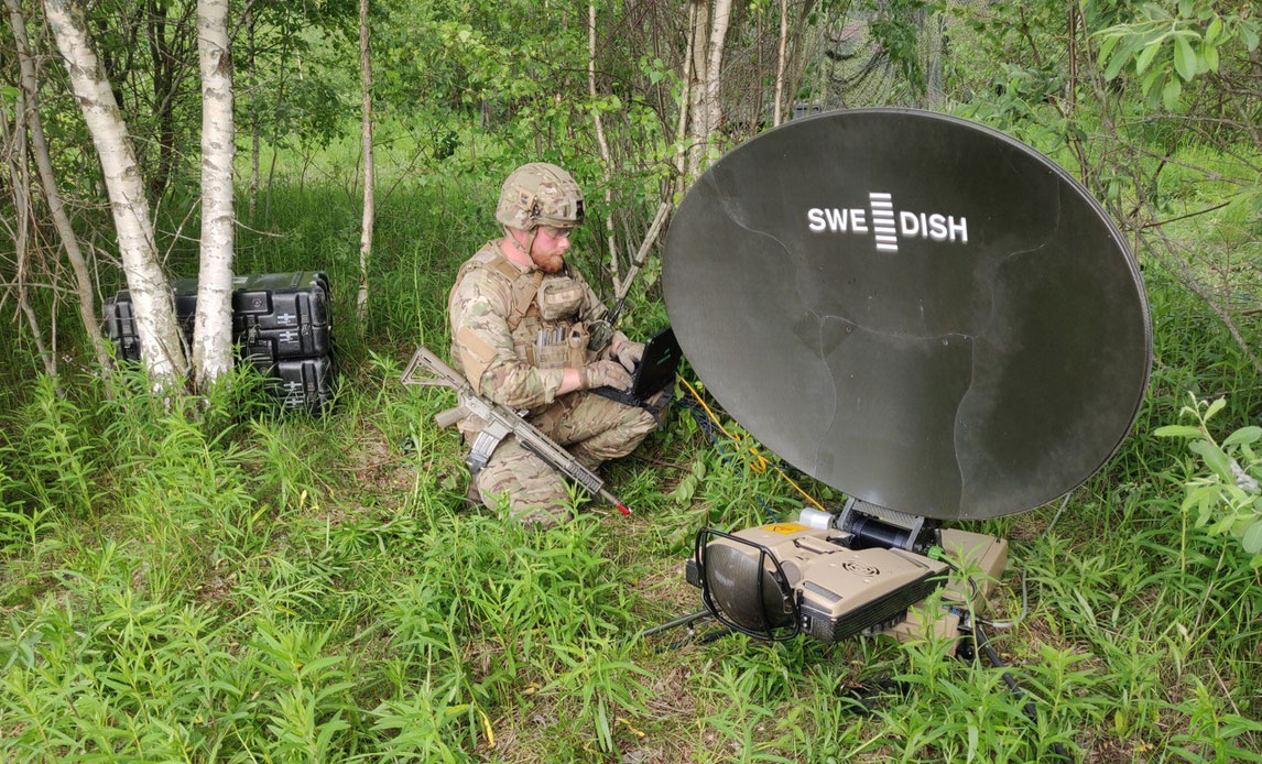 Under øvelse Knight Swift stod CIS-grupperne fra DANCON for at oprette forbindelse med deres satellitskåle, så kampbataljonen kunne sende planer og koordinere med både MND N og den lettiske brigade. CIS står Communications and Information Services.