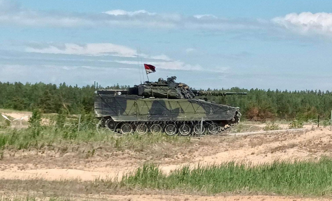 Infanterikampkøretøj på skydebanen