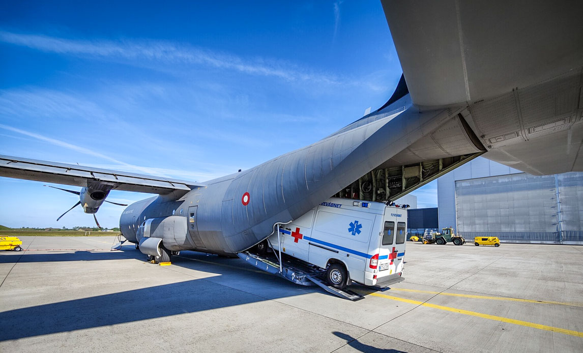 Forsvarets ambulance lastes på transportflyet Hercules C-130J