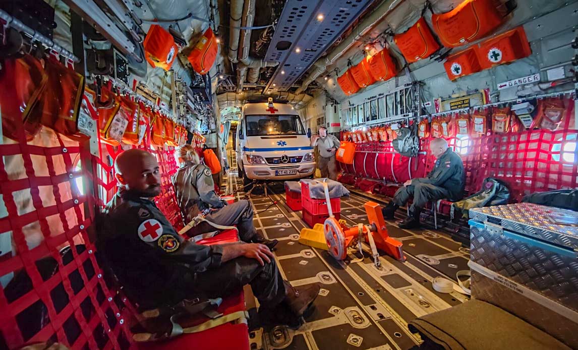 Medical Crew på Forsvarets Intensive Care Air Transportation Team på vej du for at hente en skadet soldat hjem fra Færøerne.