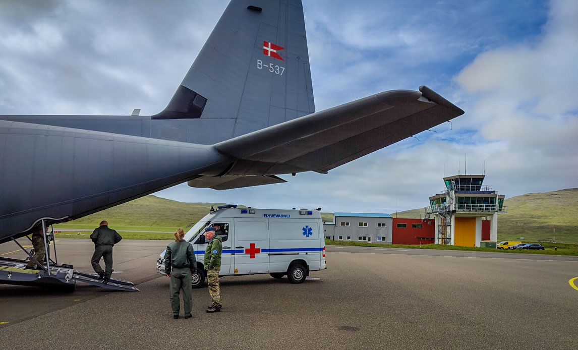 Ambulancen køres ud af transportflyet, hvorefter den kan køre hen og hente patienten.