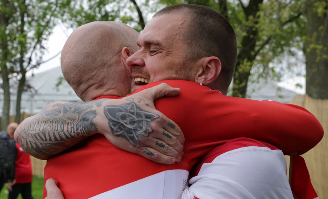 Deltagere krammer efter et godt resultat i cykling