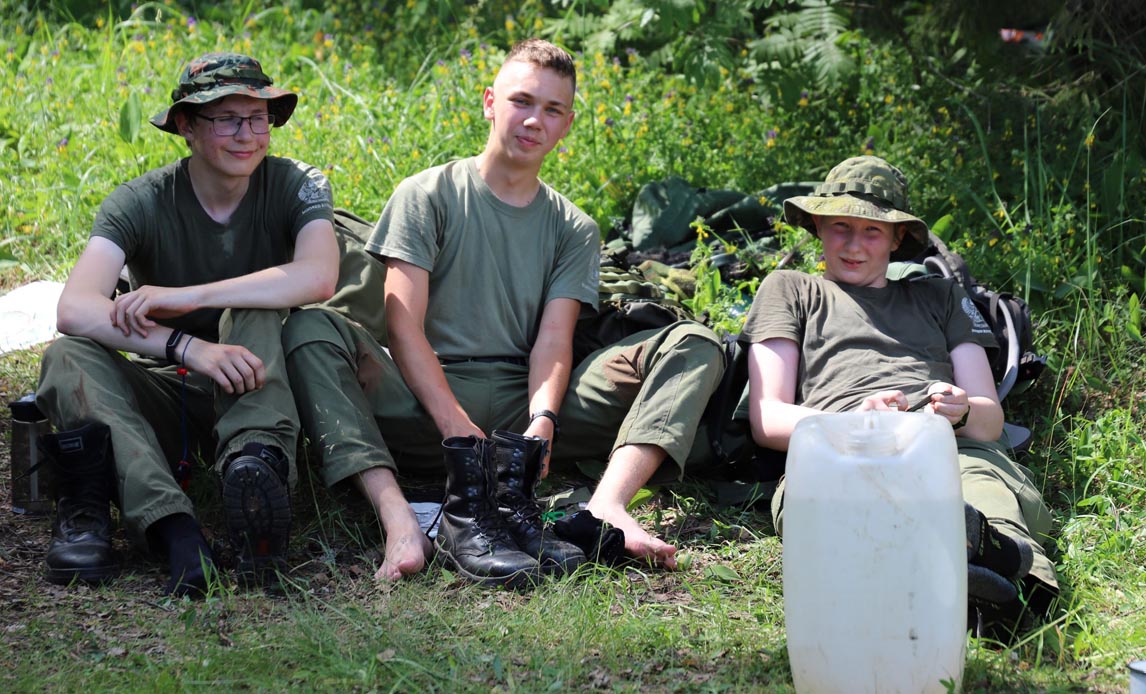 Young Eagles er en ungdomsorganisation under Estonian Defence League, og medlemmerne er imellem 13 og 18 år.
