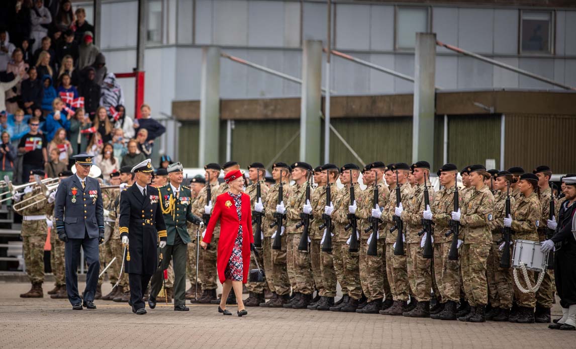 Dronningen ved parade i Korsør.