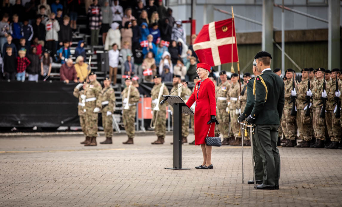 Dronningen ved parade i Korsør.