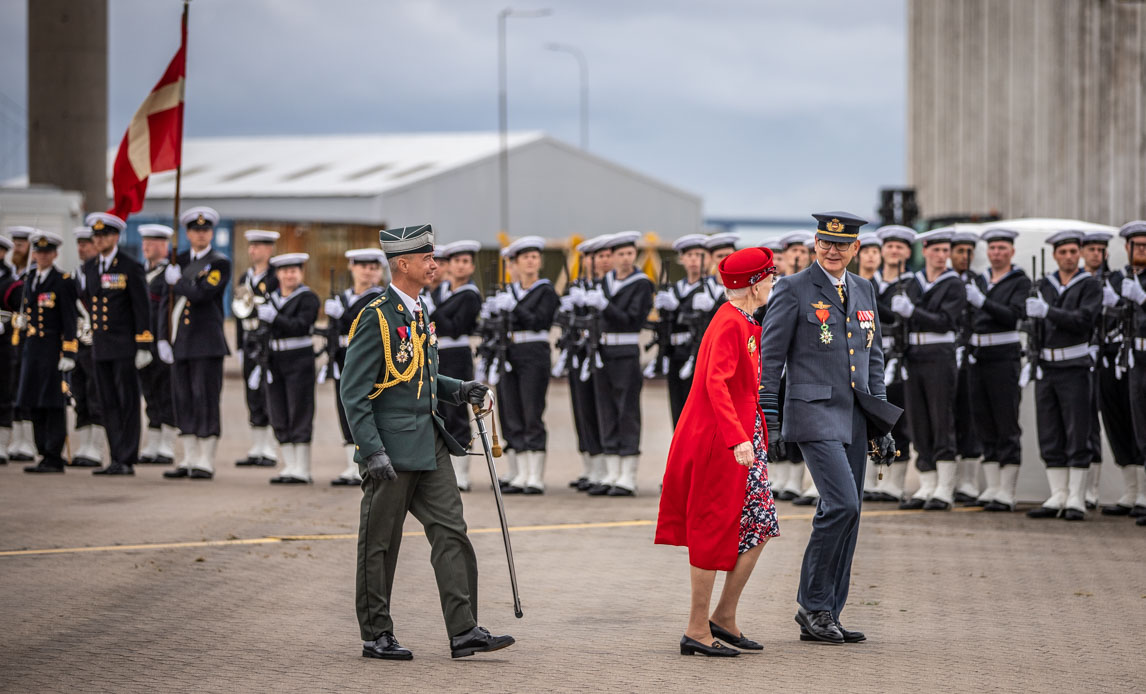 Dronningen ved parade i Korsør.